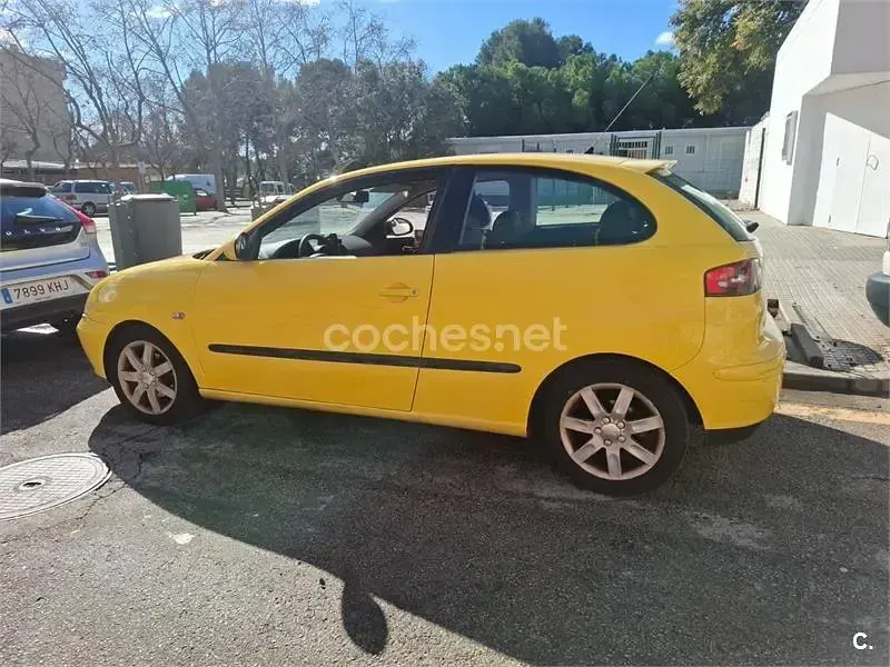 Usado Seat Ibiza Sport 100 CV (73 kW) 2005 Amarillo Utilitario