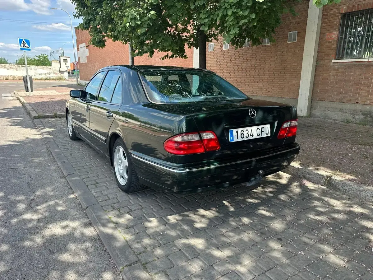 Usado Mercedes E270 Avantgarde 177 CV (130 kW) 2000 Verde Berlina