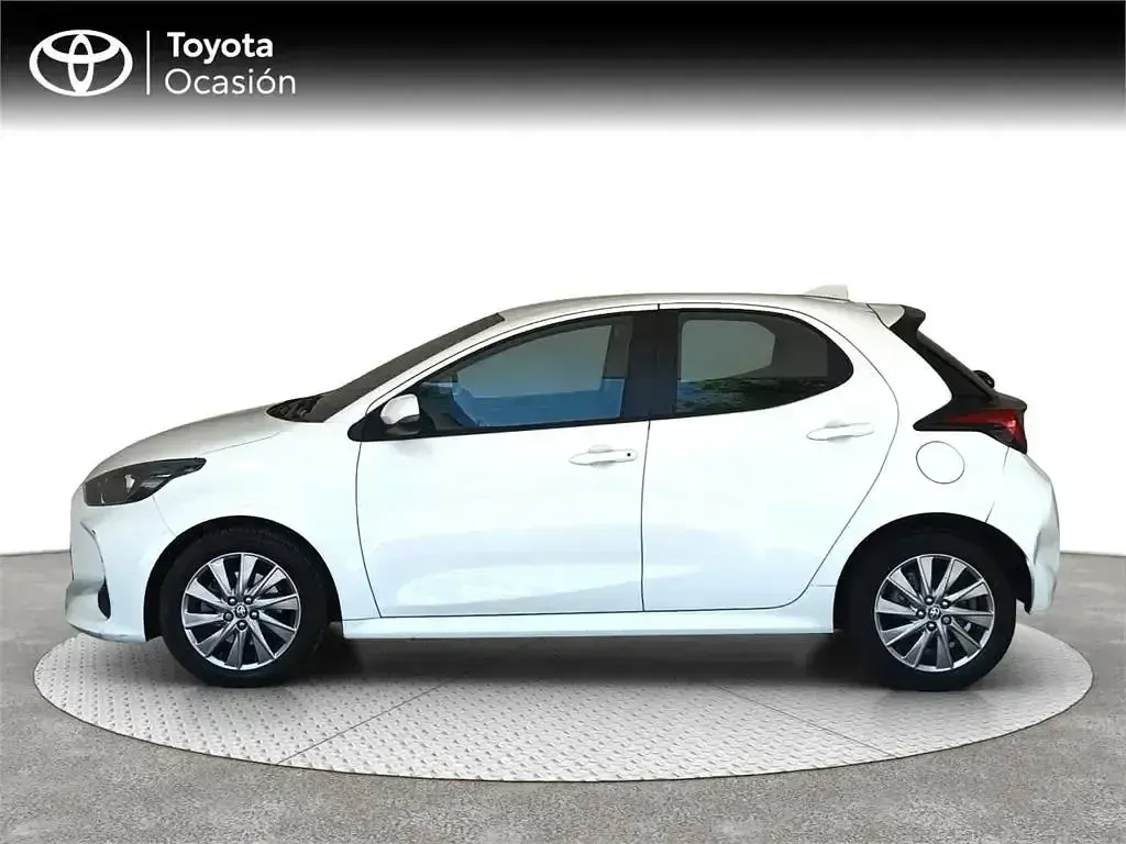 Usado Toyota Yaris Hybrid Active 116 CV (85 kW) 2022 Blanco Monovolumen