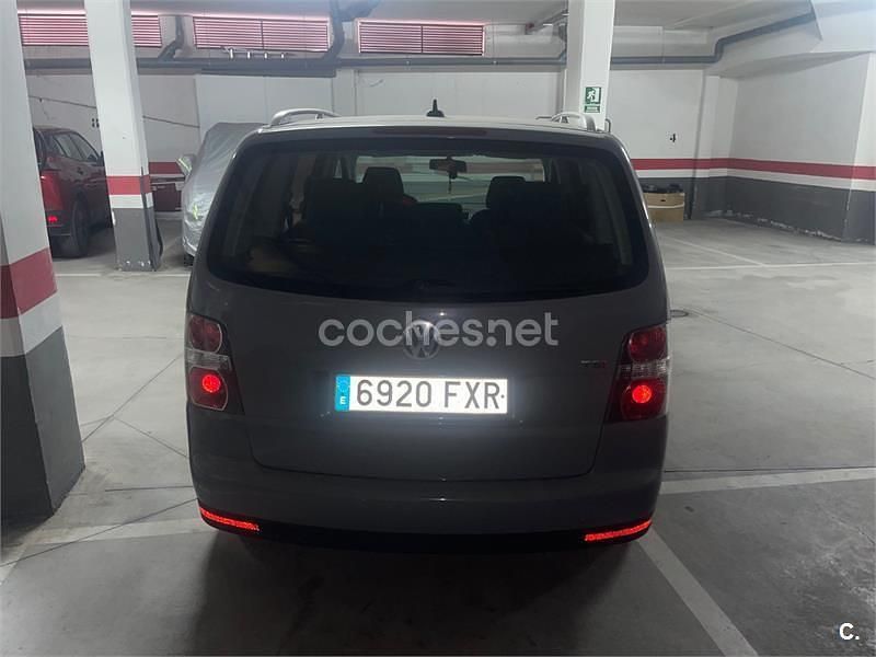 Usado VW Touran 140 CV (102 kW) 2007 Gris / plata Monovolumen