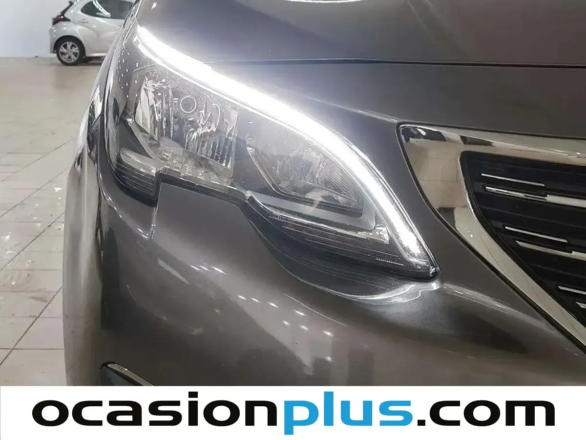 Usado Peugeot 5008 Allure 130 CV (95 kW) 2020 Gris SUV