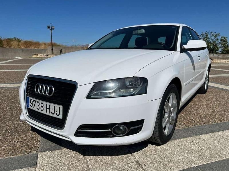 Blanco Usado 2011 Audi A3 Sportback Attraction Utilitario | 7500 € (Precio justo) - Imagen 1/4
