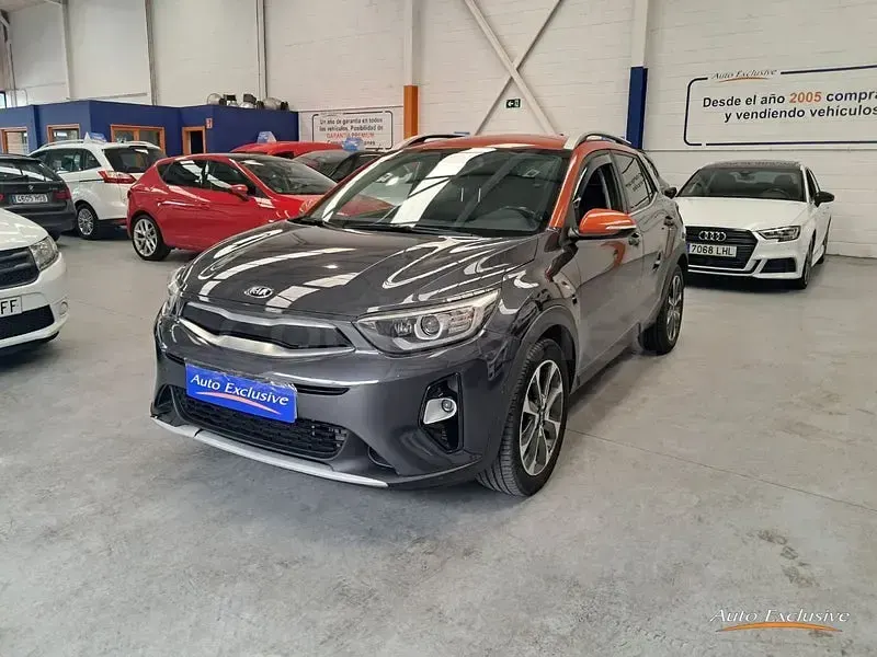 Usado Kia Stonic 120 CV (88 kW) 2018 Gris / plata SUV