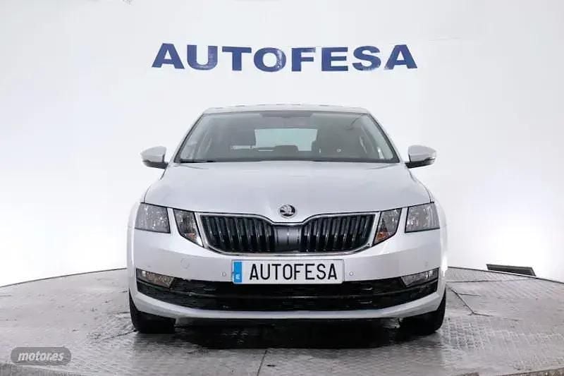 Usado Skoda Octavia 150 CV (110 kW) 2019 Plateado Berlina