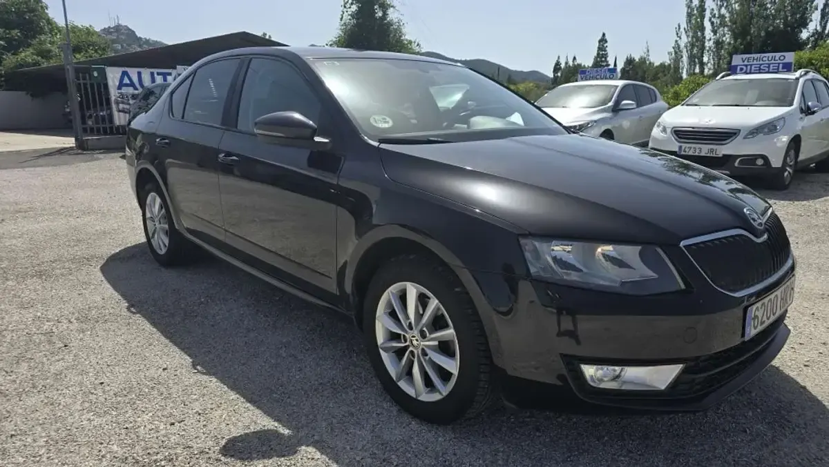 Usado Skoda Octavia GreenLine 105 CV (77 kW) 2013 Negro Utilitario