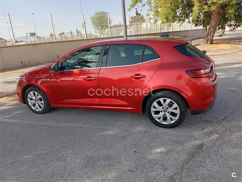 Usado Renault Mégane LIMITED 115 CV (84 kW) 2019 Rojo Berlina
