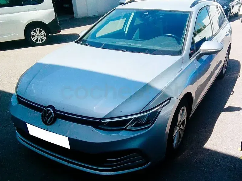 Usado VW Golf VIII Life 115 CV (84 kW) 2021 Gris / plata Familiar