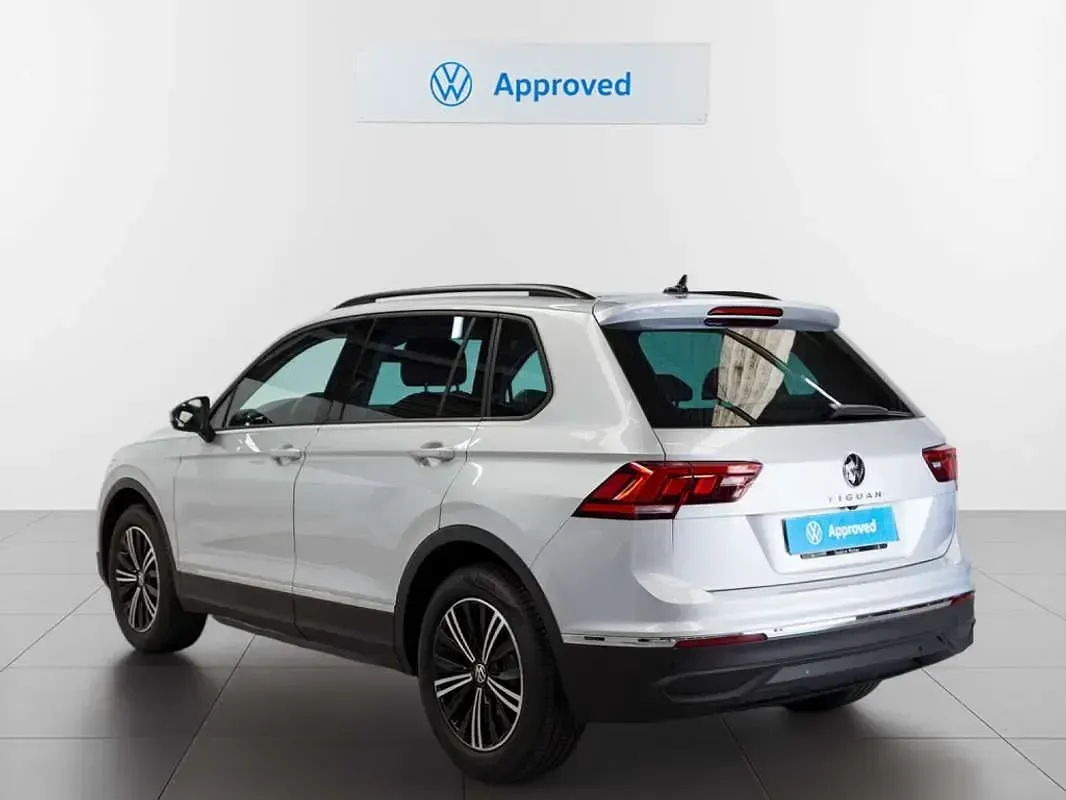 Usado VW Tiguan Life 122 CV (89 kW) 2023 Plateado SUV