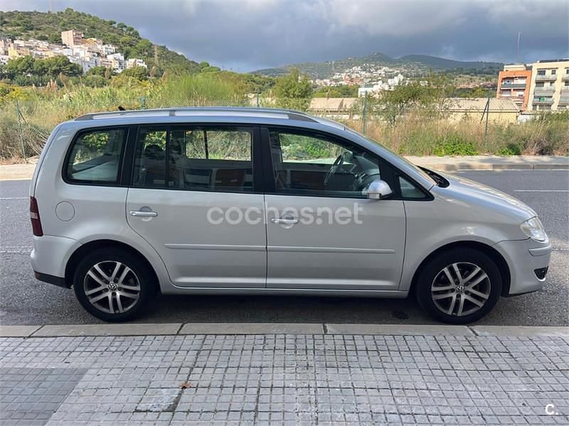 Usado VW Touran 105 CV (77 kW) 2008 Gris / plata Monovolumen