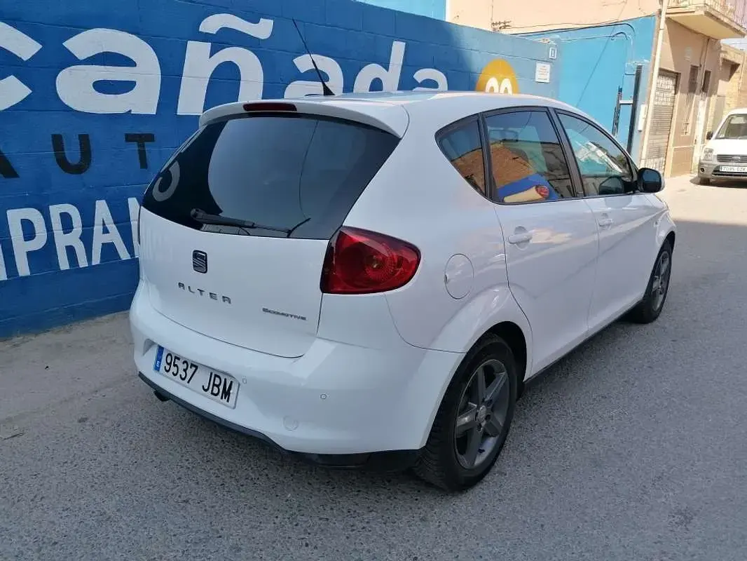 Usado Seat Altea Ecomotive 105 CV (77 kW) 2014 Blanco Monovolumen