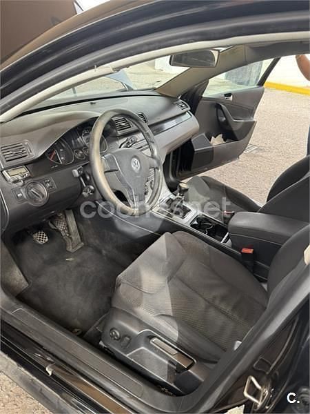 Usado VW Passat Sportline 140 CV (102 kW) 2005 Negro Berlina