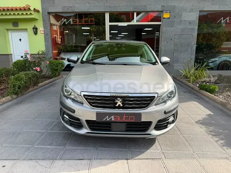Usado Peugeot 308 Access 110 CV (80 kW) 2019 Gris / plata Berlina