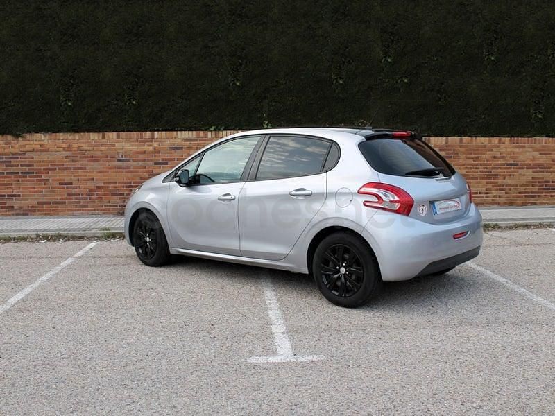 Usado Peugeot 208 Active 82 CV (60 kW) 2014 Gris / plata Utilitario