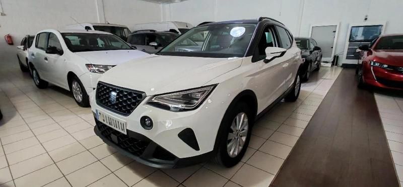 Usado Seat Arona Style 116 CV (85 kW) 2025 Blanco + techo gris magnetic SUV