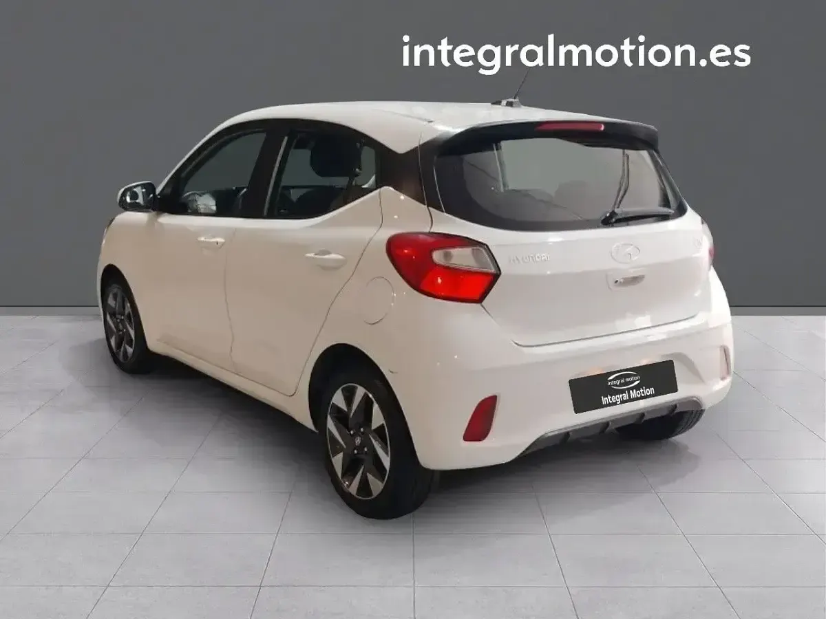 Usado Hyundai i10 66 CV (48 kW) 2024 Verde Utilitario