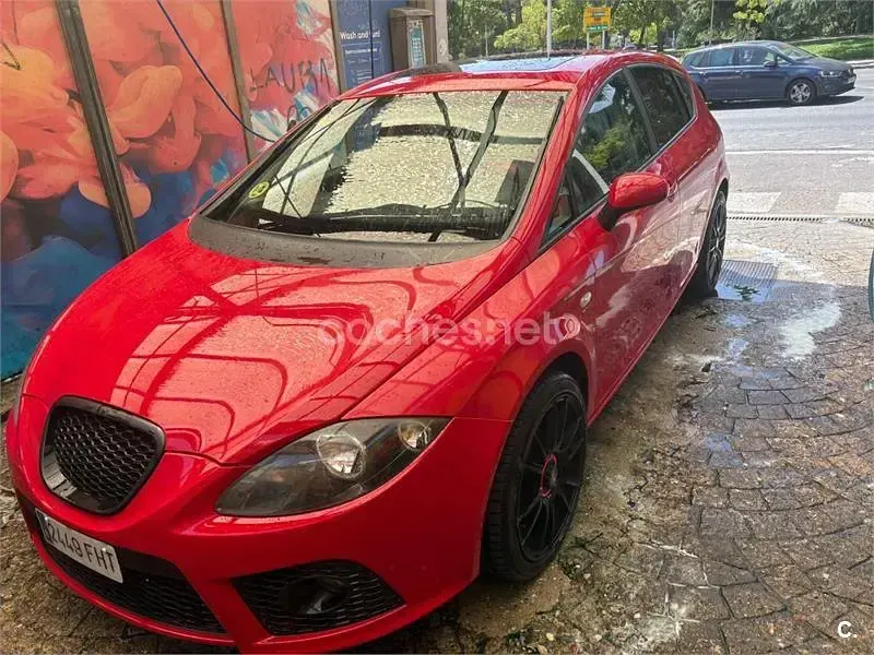 Usado Seat Leon Reference 140 CV (102 kW) 2006 Rojo Utilitario
