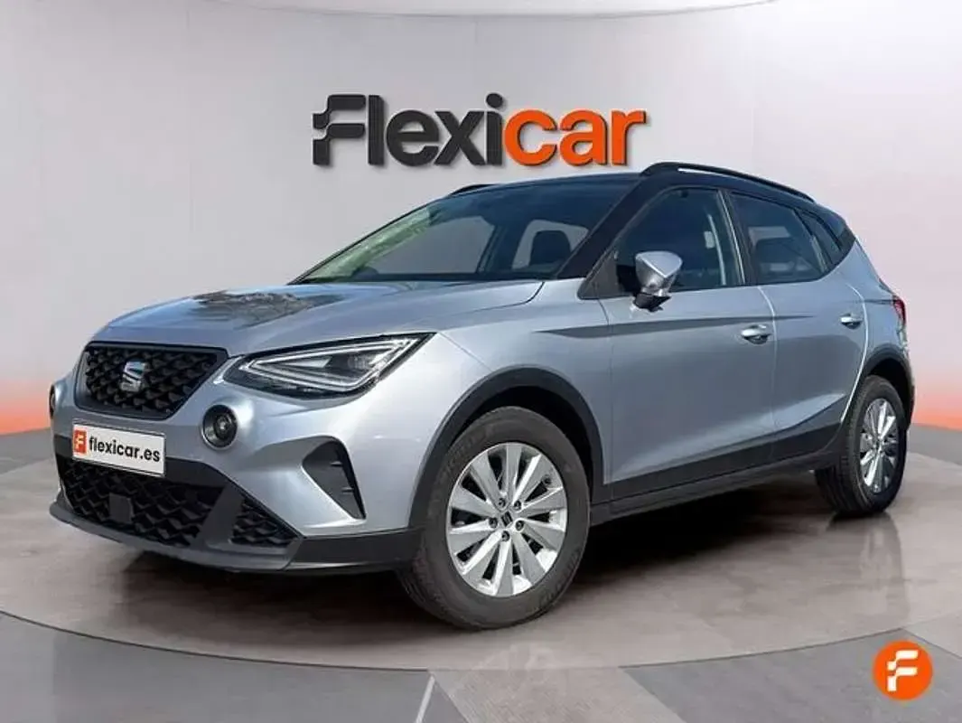 Usado Seat Arona Style 110 CV (80 kW) 2023 Gris SUV