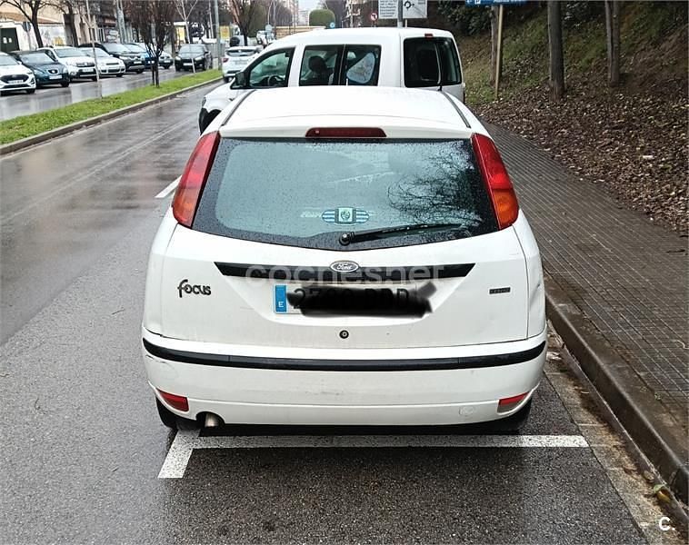 Usado Ford Focus Trend 90 CV (66 kW) 2004 Blanco Berlina