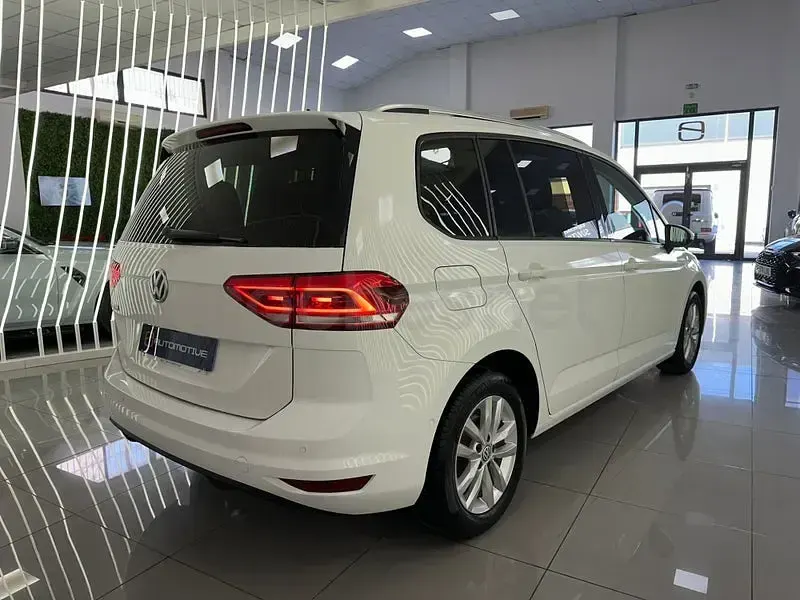 Usado VW Touran Advance 115 CV (84 kW) 2020 Blanco Monovolumen