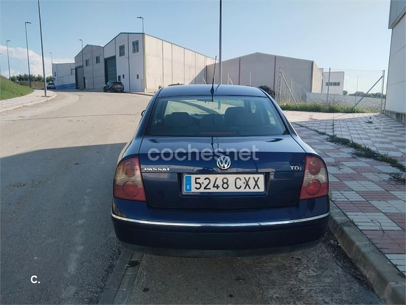 Usado VW Passat Comfortline 130 CV (95 kW) 2004 Azul Berlina