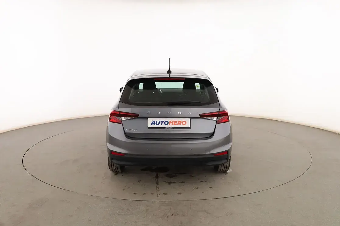 Usado Skoda Fabia 95 CV (69 kW) 2022 Gris Utilitario
