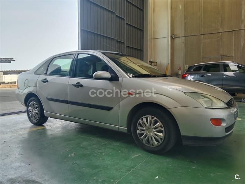 Usado Ford Focus Ambiente 100 CV (73 kW) 2000 Gris / plata Berlina