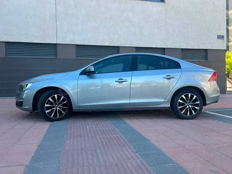 Usado Volvo S60 Momentum 120 CV (88 kW) 2018 Gris / plata Berlina