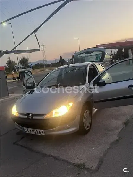 Usado Peugeot 206 90 CV (66 kW) 1999 Gris / plata Utilitario