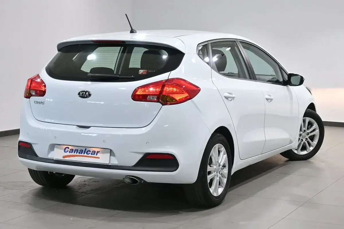 Usado Kia Ceed 100 CV (73 kW) 2015 Blanco Utilitario