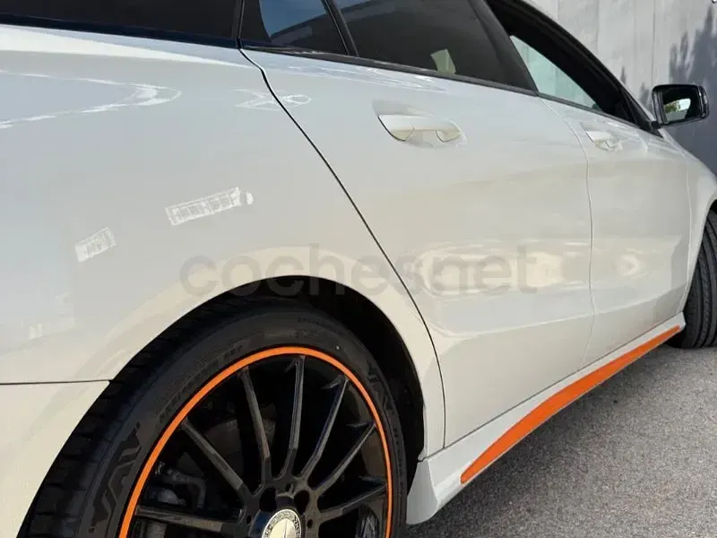 Usado Mercedes CLA200 136 CV (100 kW) 2015 Blanco Familiar