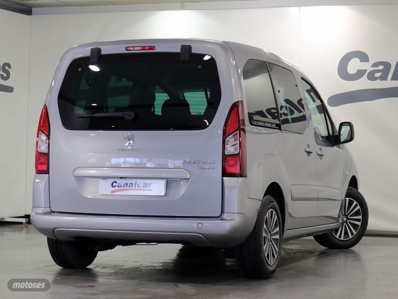 Usado Peugeot Partner Tepee Active 100 CV (73 kW) 2018 Gris Monovolumen