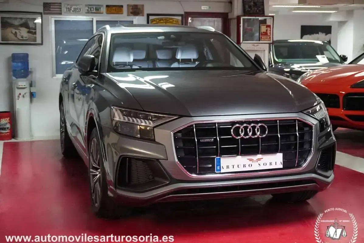 Begagnad Audi Q8 S-line plus 286 HK (210 kW) 2022 Grå SUV