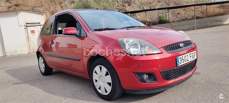 Rojo Usado 2007 Ford Fiesta Ambiente Utilitario | 2150 € (Buen precio) - Imagen 1/4