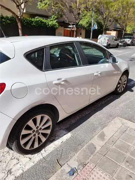 Usado Opel Astra Selective 115 CV (84 kW) 2013 Blanco Familiar