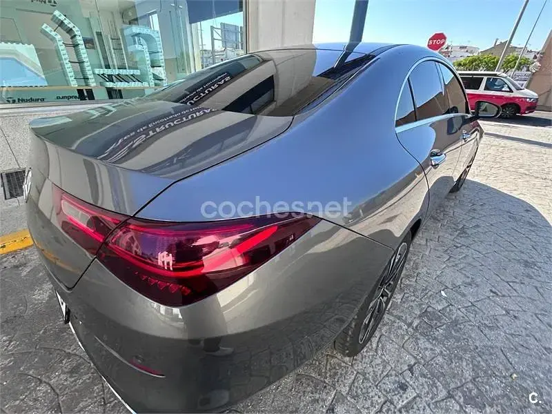 Usado Mercedes CLA200 163 CV (119 kW) 2024 Gris / plata Coupe
