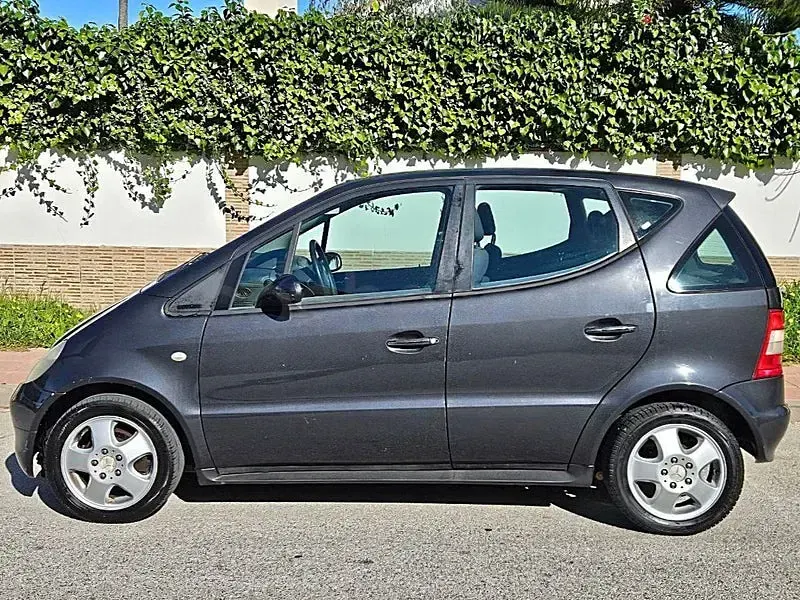 Usado Mercedes A160 Elegance 60 CV (44 kW) 2000 Gris / plata Utilitario
