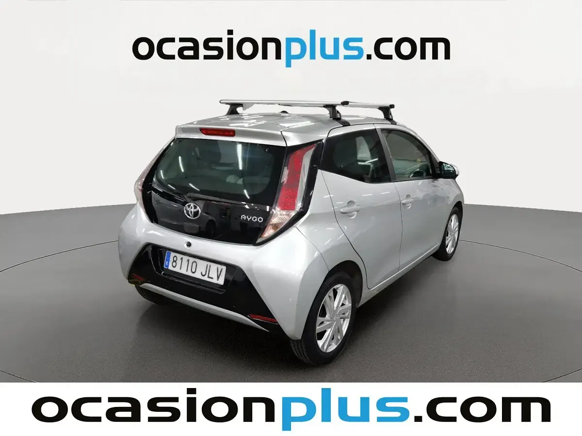 Usado Toyota Aygo X-play 69 CV (50 kW) 2016 Gris plata Utilitario