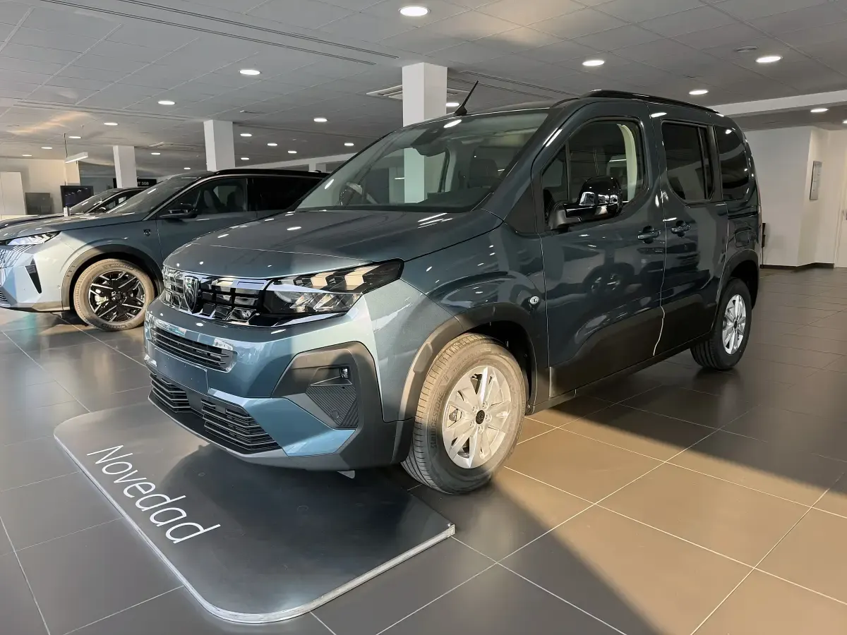Usado Peugeot Rifter Allure 100 CV (73 kW) 2024 Azul Monovolumen