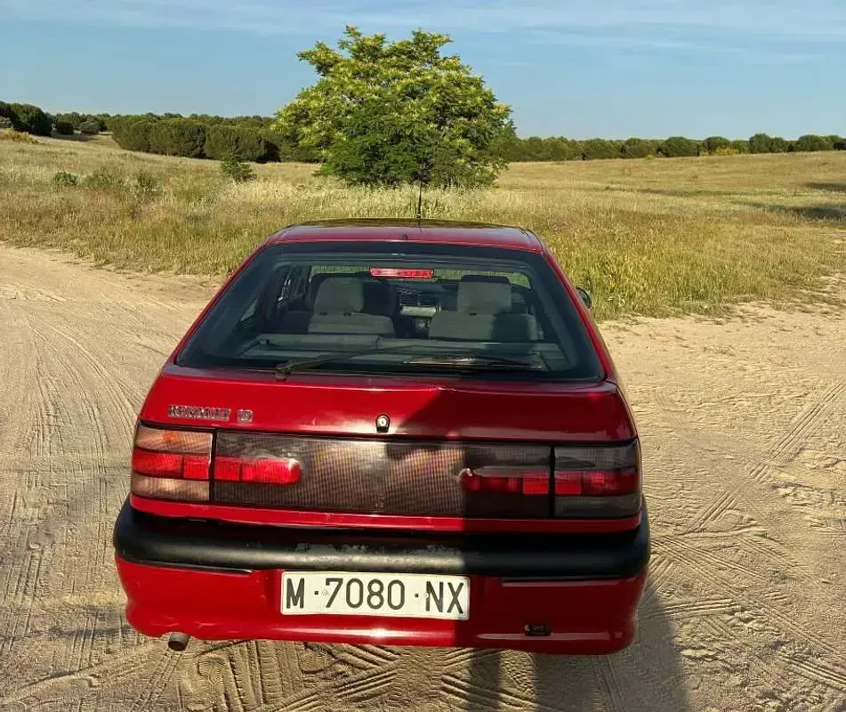 Usado Renault 19 94 CV (69 kW) 1992 Rojo Utilitario