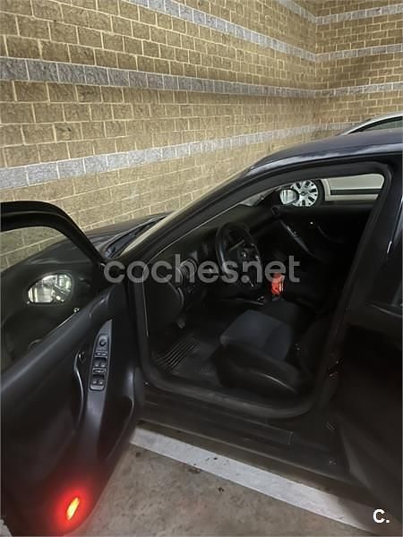 Usado Seat Leon Stella 110 CV (80 kW) 2003 Negro Berlina
