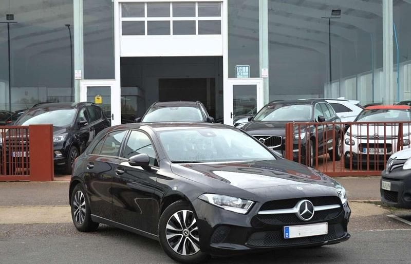 Usado Mercedes A180 136 CV (100 kW) 2021 Negro Utilitario