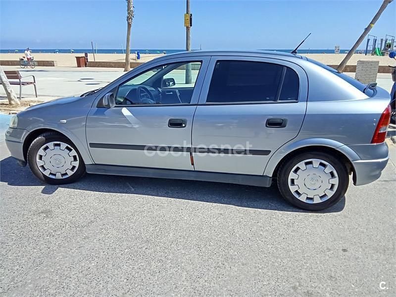 Gris / plata Usado 2004 Opel Astra Club Berlina | 4500 € (Precio justo) - Imagen 1/4
