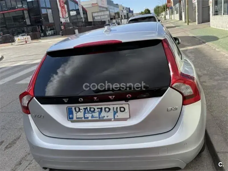 Usado Volvo V60 Momentum 136 CV (100 kW) 2013 Blanco Familiar