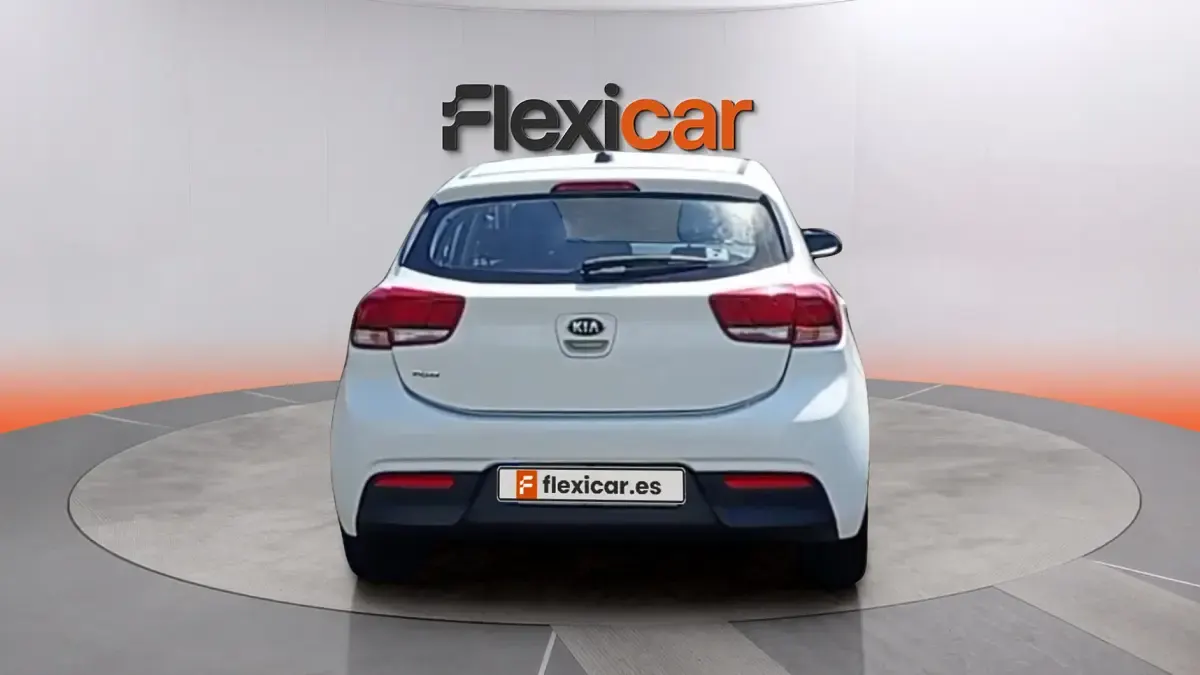 Usado Kia Rio 84 CV (61 kW) 2021 Blanco Berlina