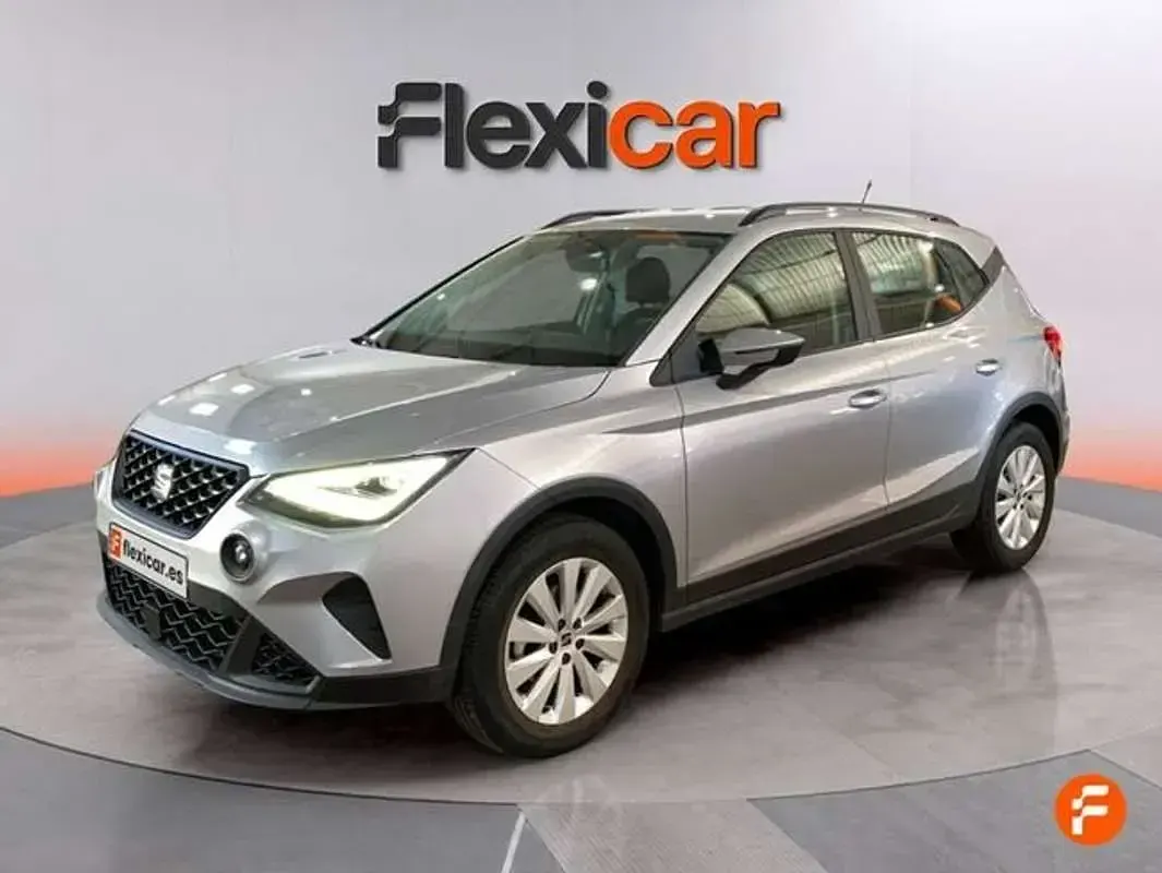 Usado Seat Arona Style Plus 110 CV (80 kW) 2022 Gris SUV