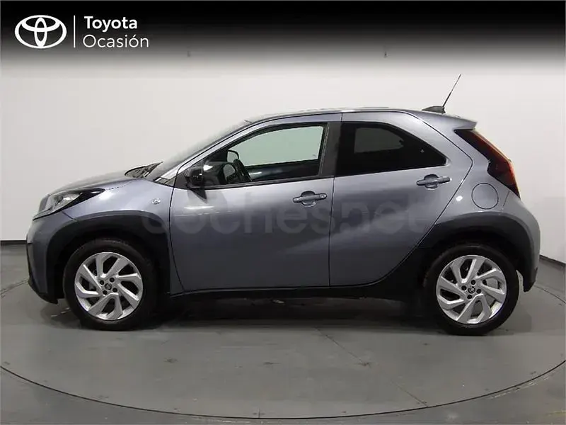 Usado Toyota Aygo X Play 72 CV (52 kW) 2025 Gris / plata SUV