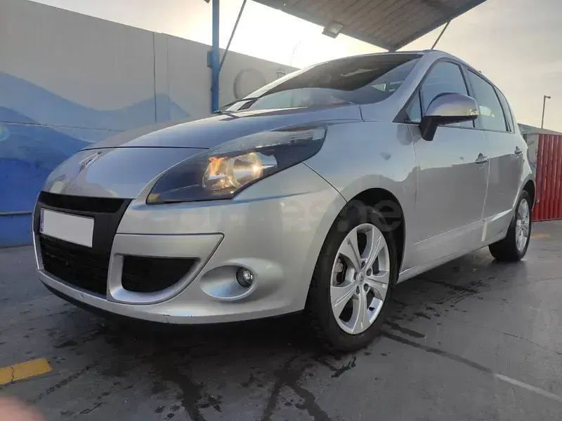 Usado Renault Scénic III Expression 105 CV (77 kW) 2009 Gris / plata Monovolumen