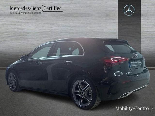 Usado Mercedes A180 AMG line 116 CV (85 kW) 2024 Negro noche Utilitario