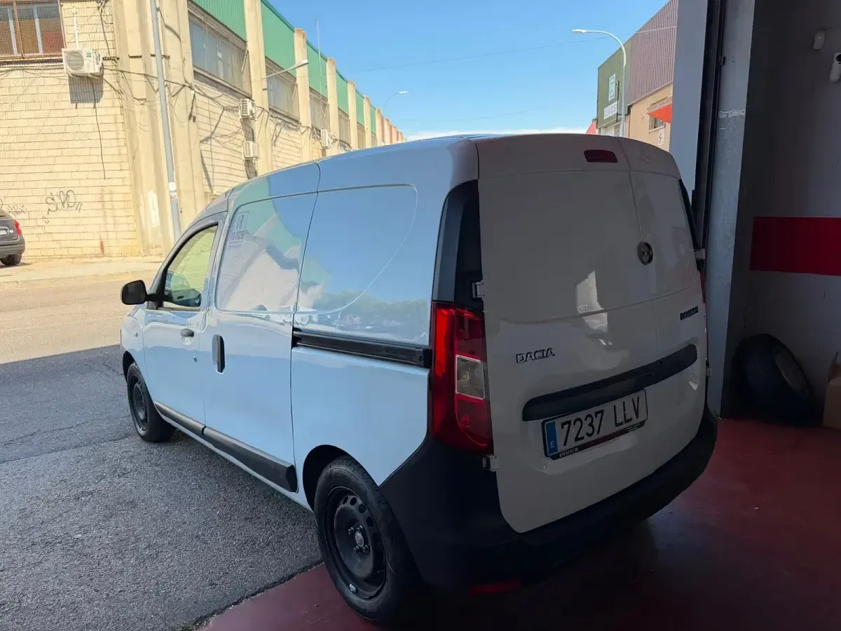 Usado Dacia Dokker Essentiel 109 CV (80 kW) 2020 Blanco Monovolumen