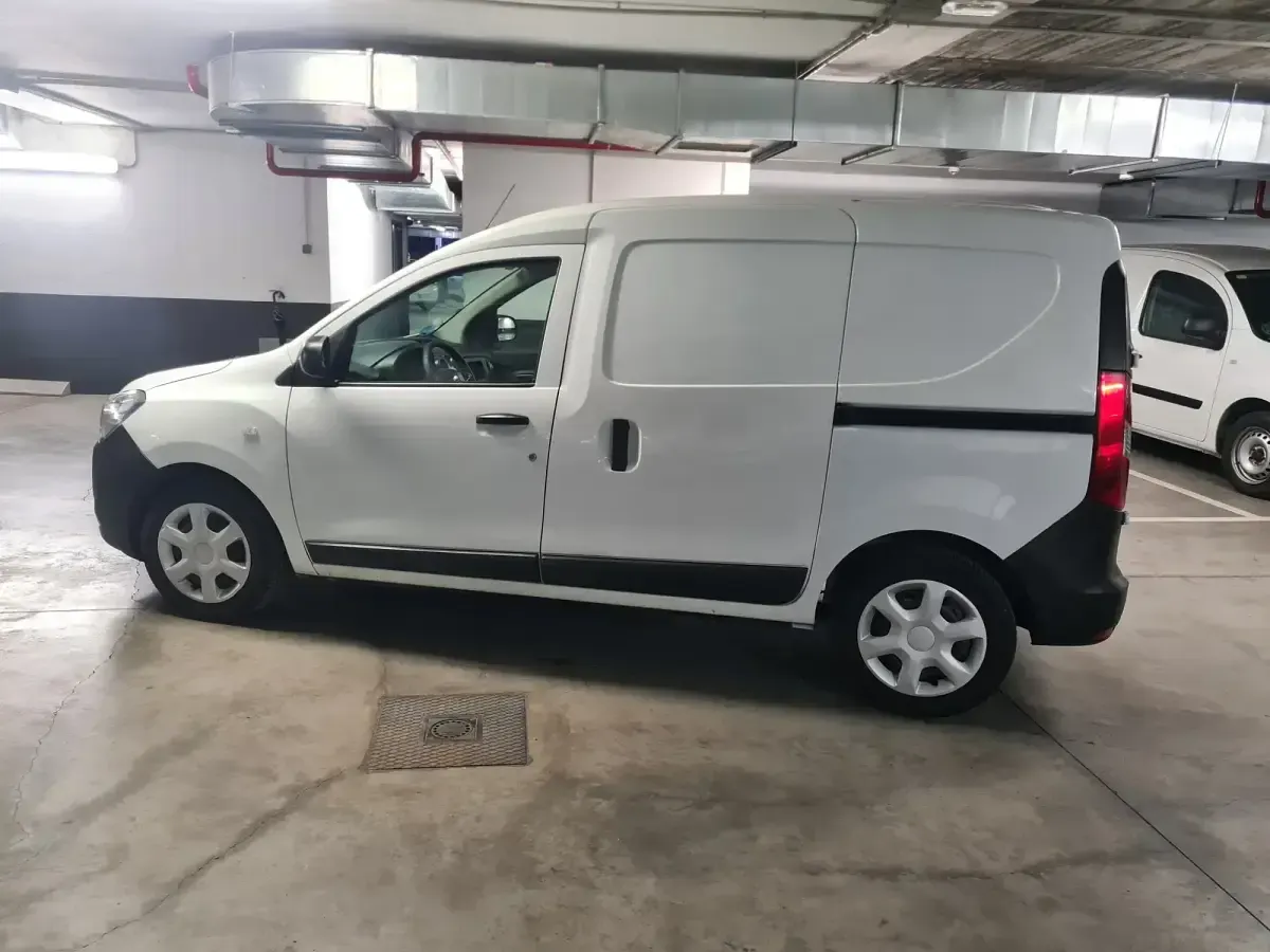 Usado Dacia Dokker Essentiel 109 CV (80 kW) 2021 Blanco Monovolumen